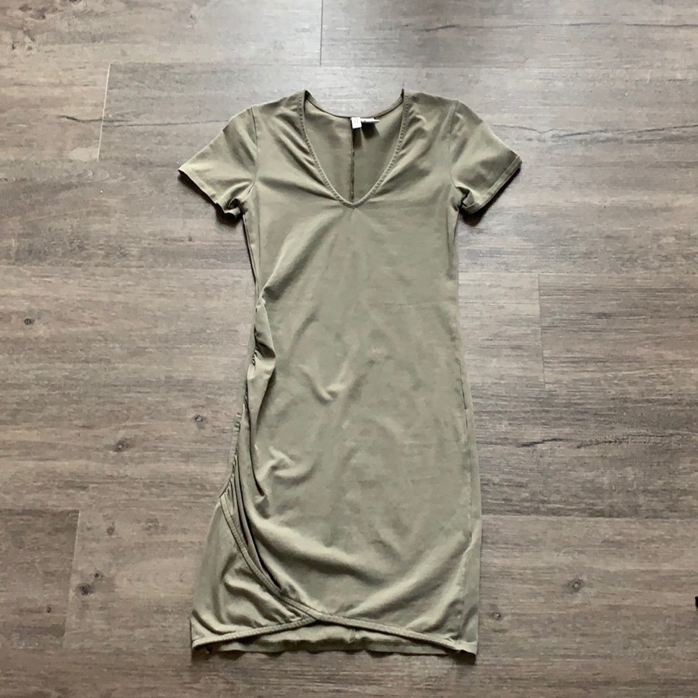 H&M Divided V-Neck Casual Dress